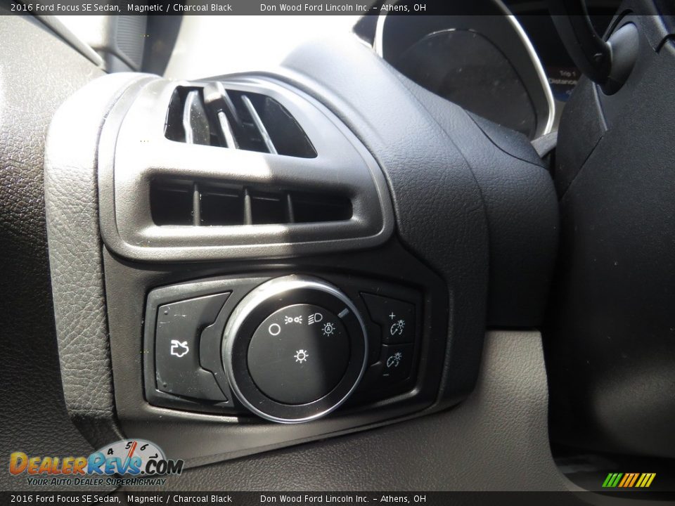 2016 Ford Focus SE Sedan Magnetic / Charcoal Black Photo #33
