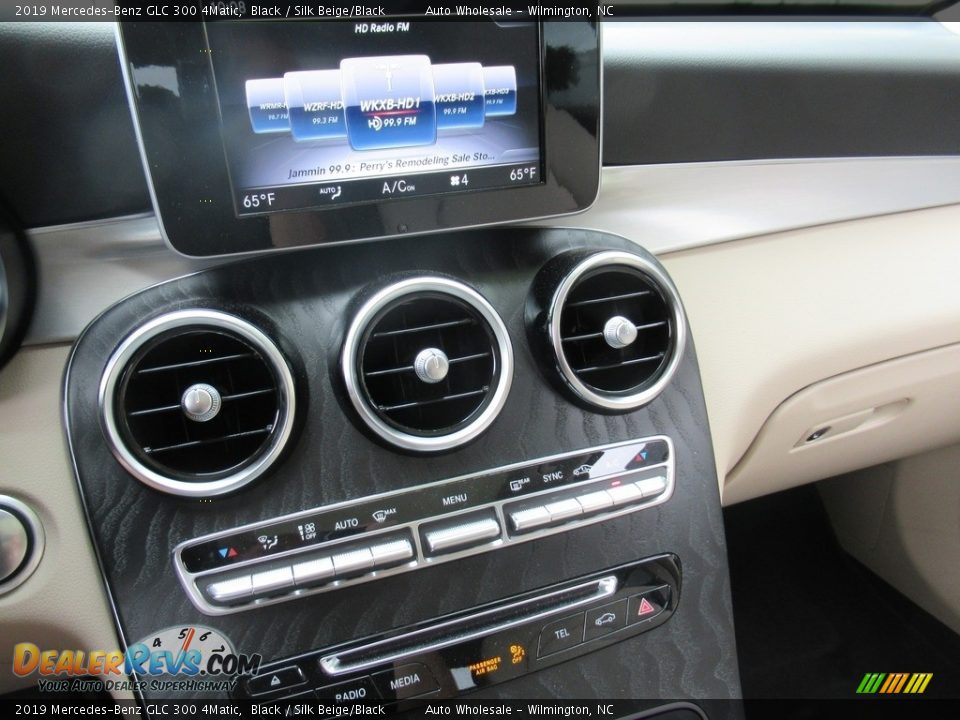 2019 Mercedes-Benz GLC 300 4Matic Black / Silk Beige/Black Photo #17