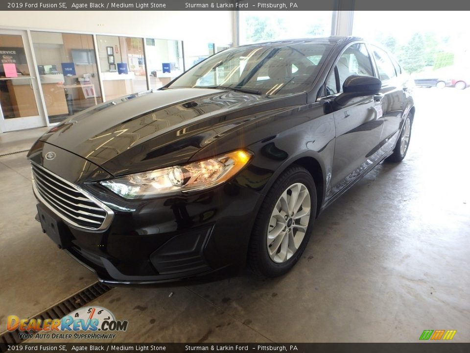 2019 Ford Fusion SE Agate Black / Medium Light Stone Photo #5