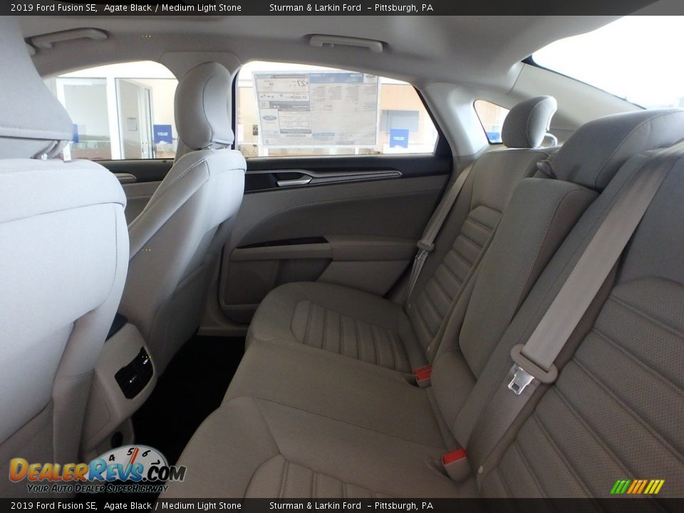 2019 Ford Fusion SE Agate Black / Medium Light Stone Photo #8