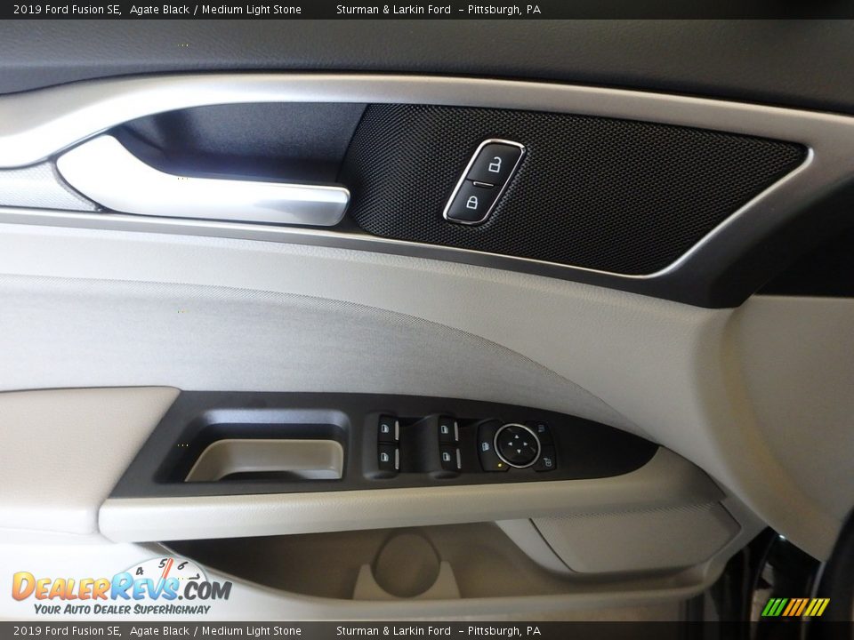 2019 Ford Fusion SE Agate Black / Medium Light Stone Photo #10