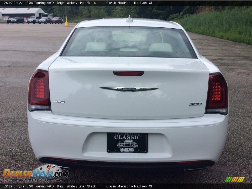 2019 Chrysler 300 Touring AWD Bright White / Linen/Black Photo #5