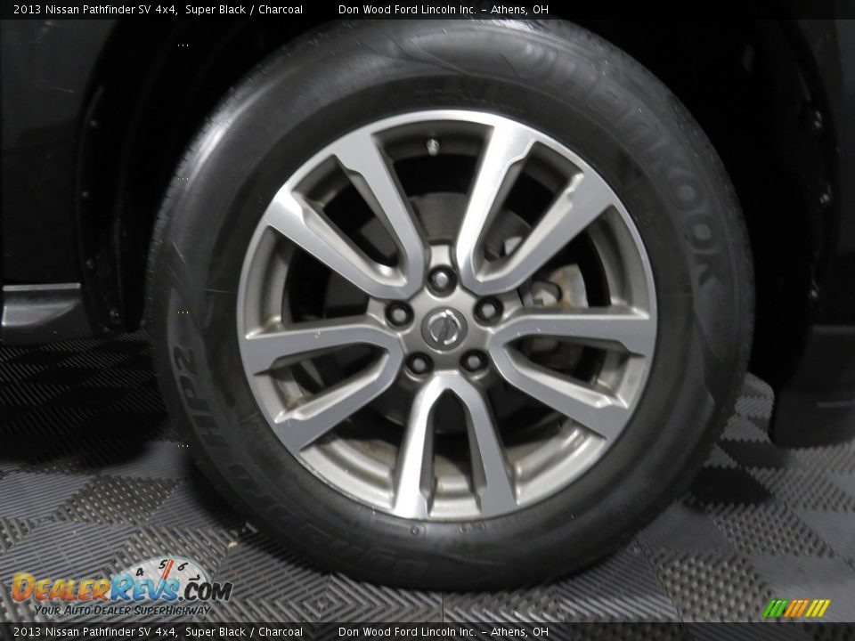 2013 Nissan Pathfinder SV 4x4 Super Black / Charcoal Photo #17