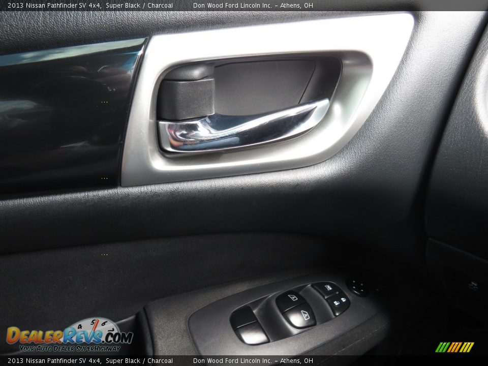2013 Nissan Pathfinder SV 4x4 Super Black / Charcoal Photo #34