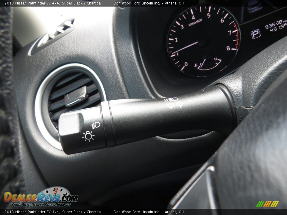 2013 Nissan Pathfinder SV 4x4 Super Black / Charcoal Photo #36