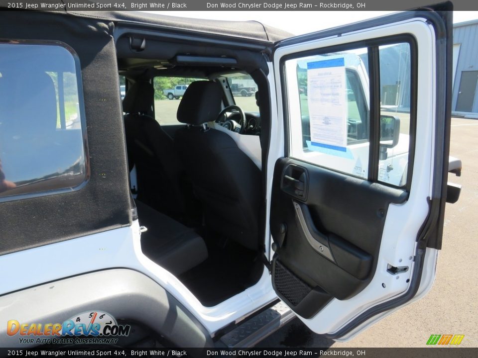 2015 Jeep Wrangler Unlimited Sport 4x4 Bright White / Black Photo #32