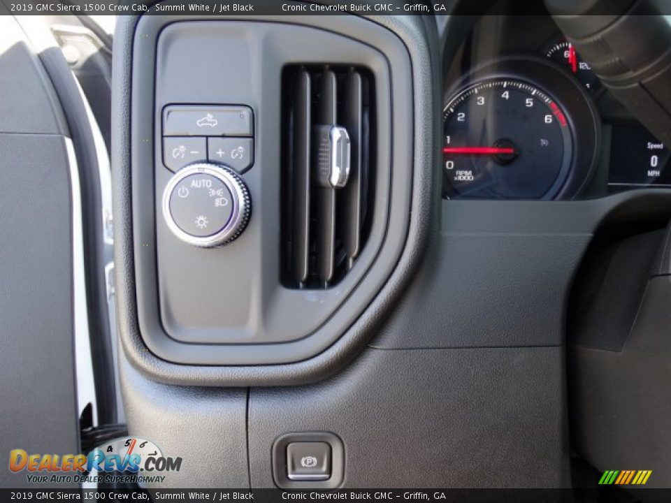 Controls of 2019 GMC Sierra 1500 Crew Cab Photo #15