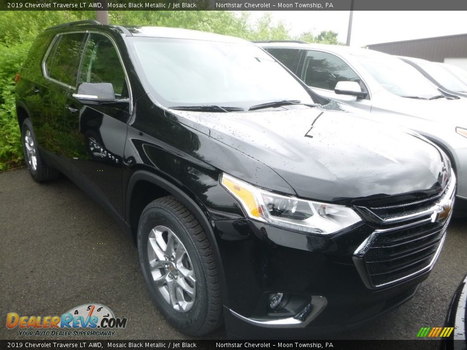 Front 3/4 View of 2019 Chevrolet Traverse LT AWD Photo #3