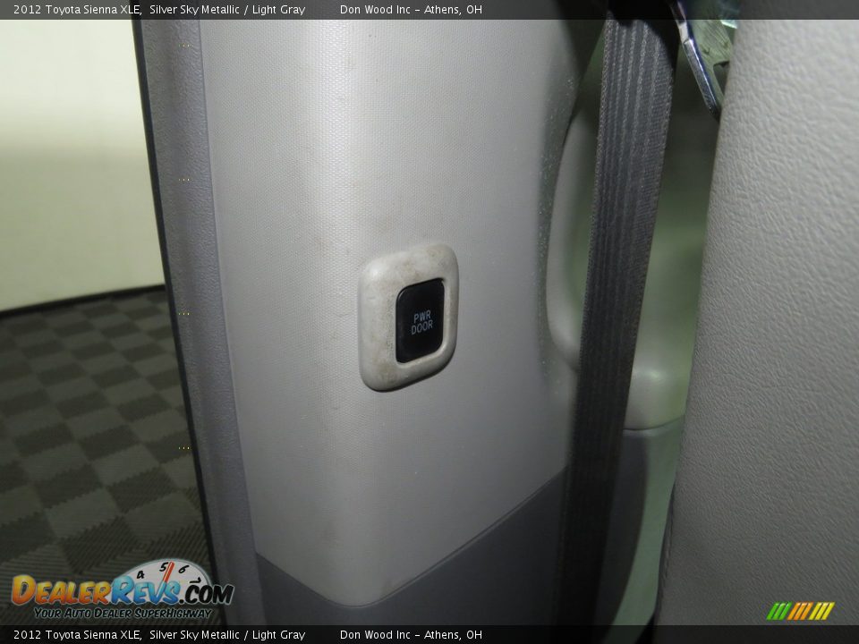 2012 Toyota Sienna XLE Silver Sky Metallic / Light Gray Photo #29