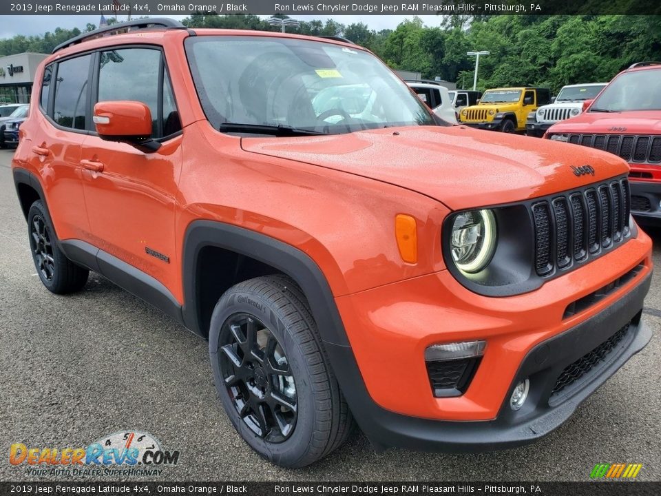 Front 3/4 View of 2019 Jeep Renegade Latitude 4x4 Photo #8
