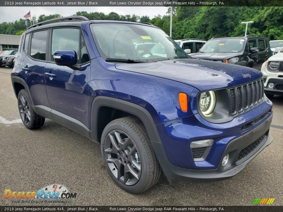 Front 3/4 View of 2019 Jeep Renegade Latitude 4x4 Photo #8