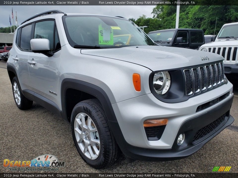 Front 3/4 View of 2019 Jeep Renegade Latitude 4x4 Photo #8
