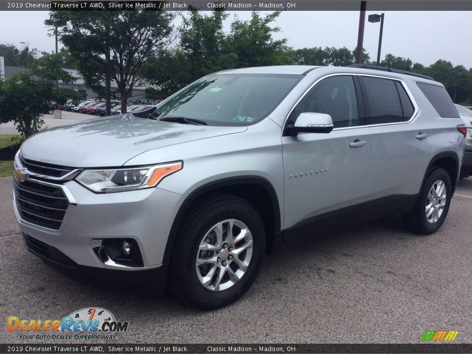 Front 3/4 View of 2019 Chevrolet Traverse LT AWD Photo #3