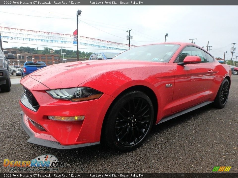 Front 3/4 View of 2019 Ford Mustang GT Fastback Photo #6