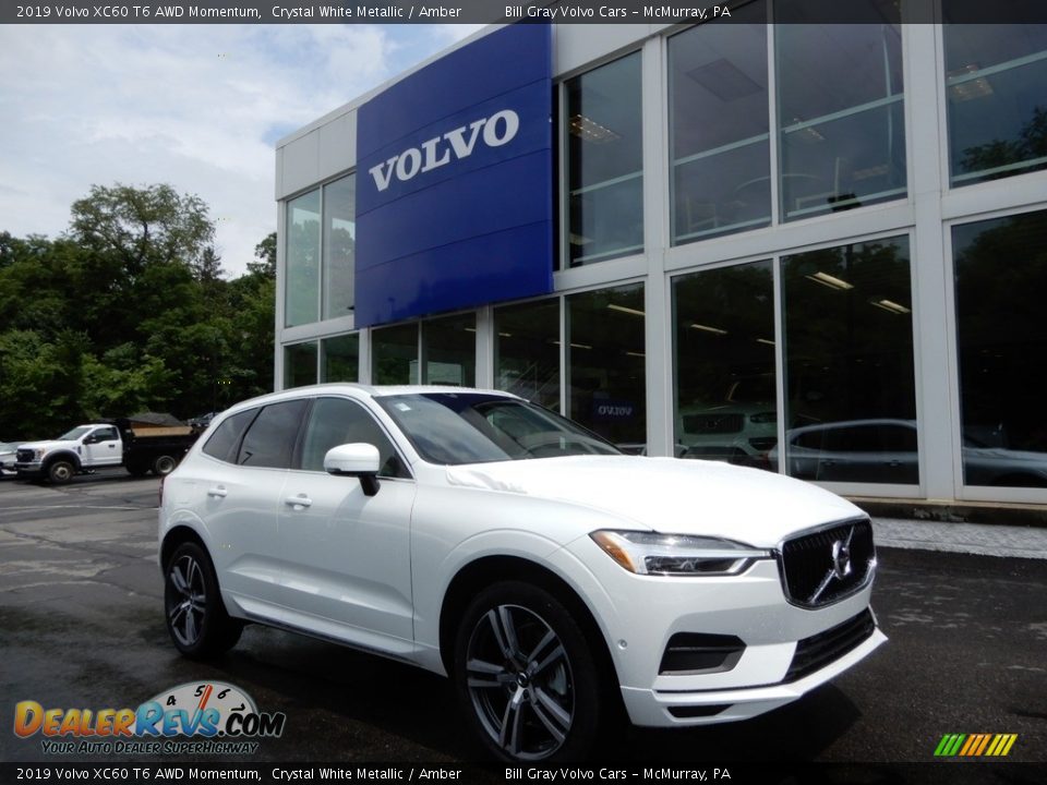 Front 3/4 View of 2019 Volvo XC60 T6 AWD Momentum Photo #1