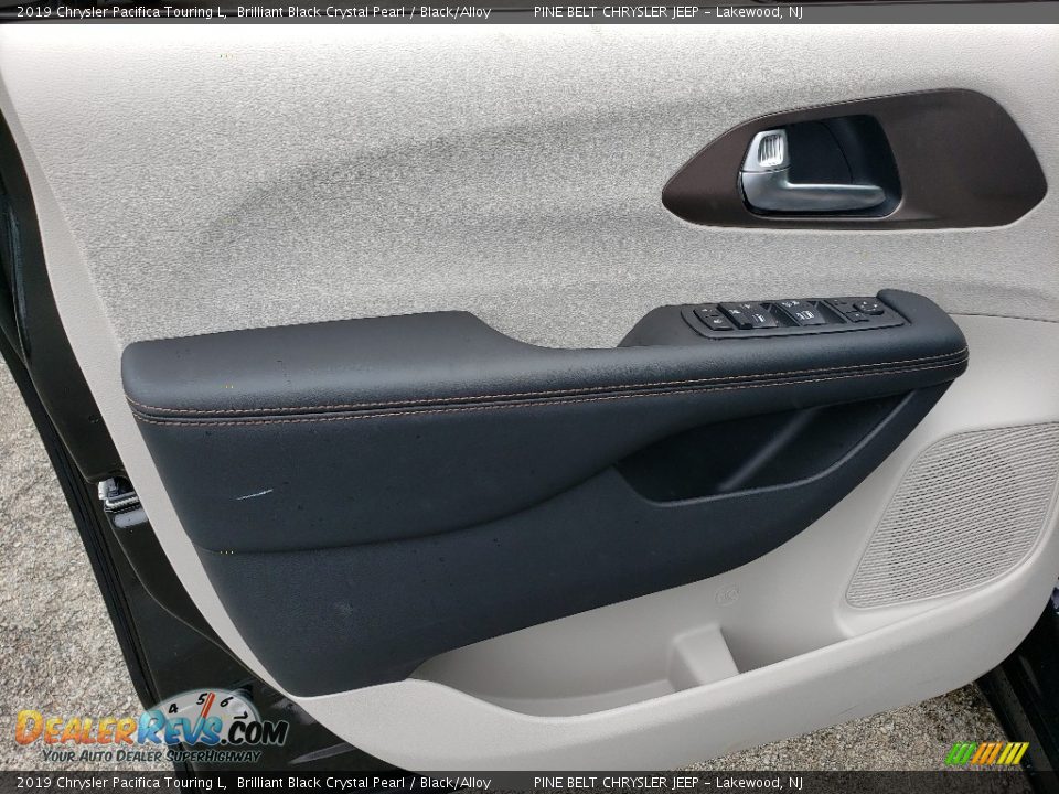 2019 Chrysler Pacifica Touring L Brilliant Black Crystal Pearl / Black/Alloy Photo #8