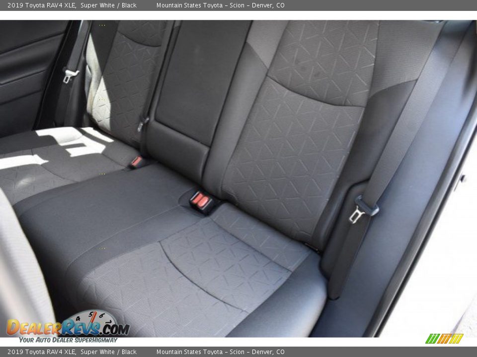 2019 Toyota RAV4 XLE Super White / Black Photo #10