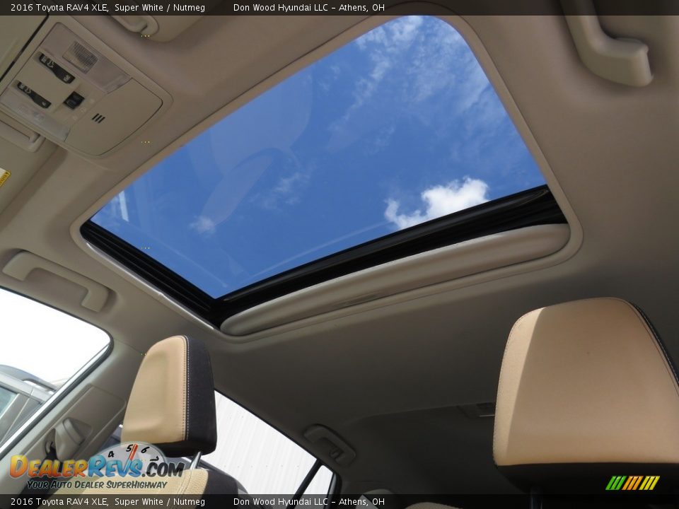 2016 Toyota RAV4 XLE Super White / Nutmeg Photo #2