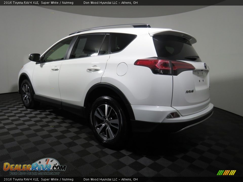 2016 Toyota RAV4 XLE Super White / Nutmeg Photo #10