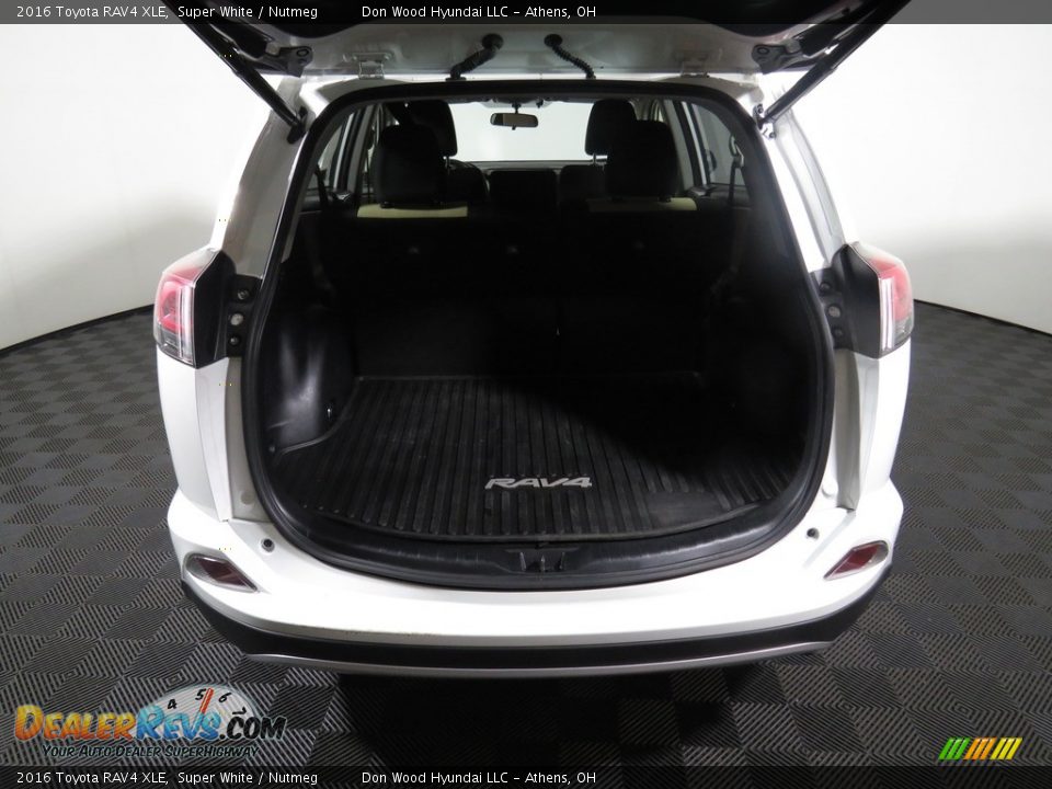 2016 Toyota RAV4 XLE Super White / Nutmeg Photo #13