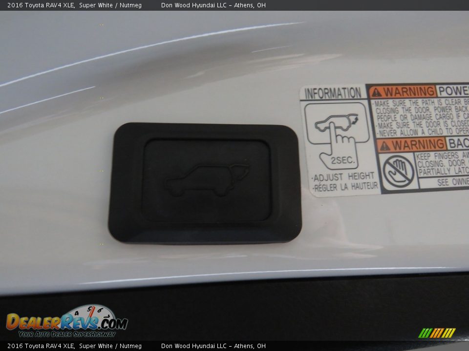 2016 Toyota RAV4 XLE Super White / Nutmeg Photo #14