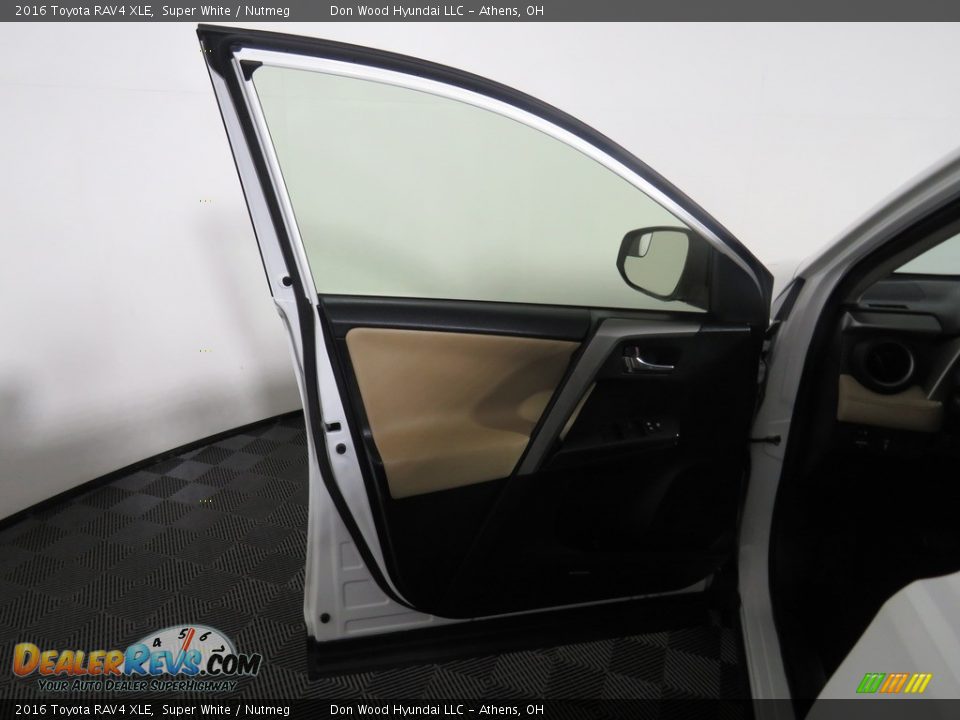 2016 Toyota RAV4 XLE Super White / Nutmeg Photo #17