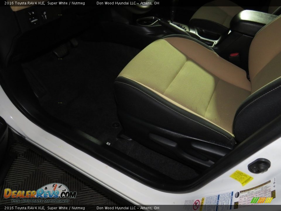 2016 Toyota RAV4 XLE Super White / Nutmeg Photo #18