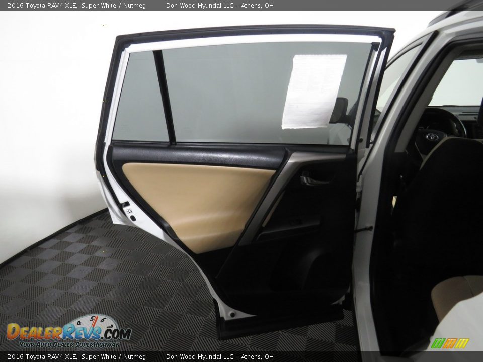 2016 Toyota RAV4 XLE Super White / Nutmeg Photo #21