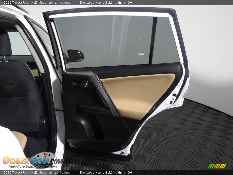 2016 Toyota RAV4 XLE Super White / Nutmeg Photo #23