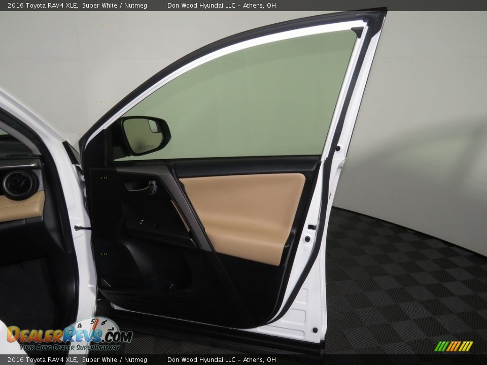 2016 Toyota RAV4 XLE Super White / Nutmeg Photo #25