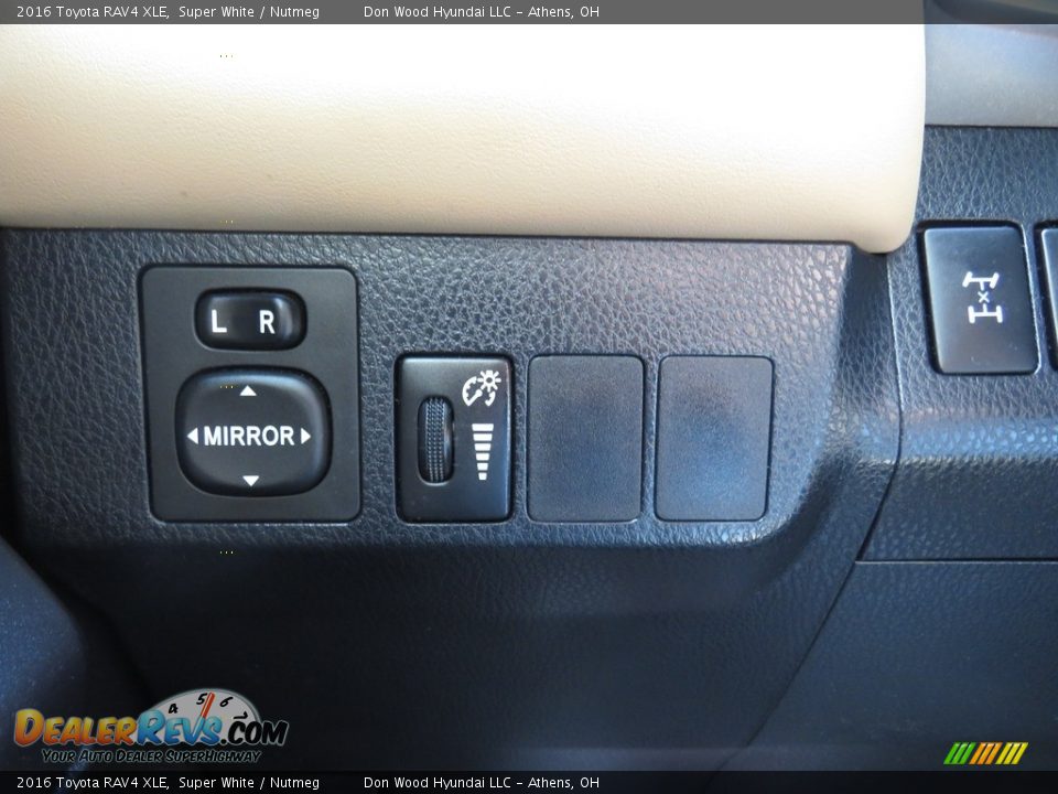 2016 Toyota RAV4 XLE Super White / Nutmeg Photo #31