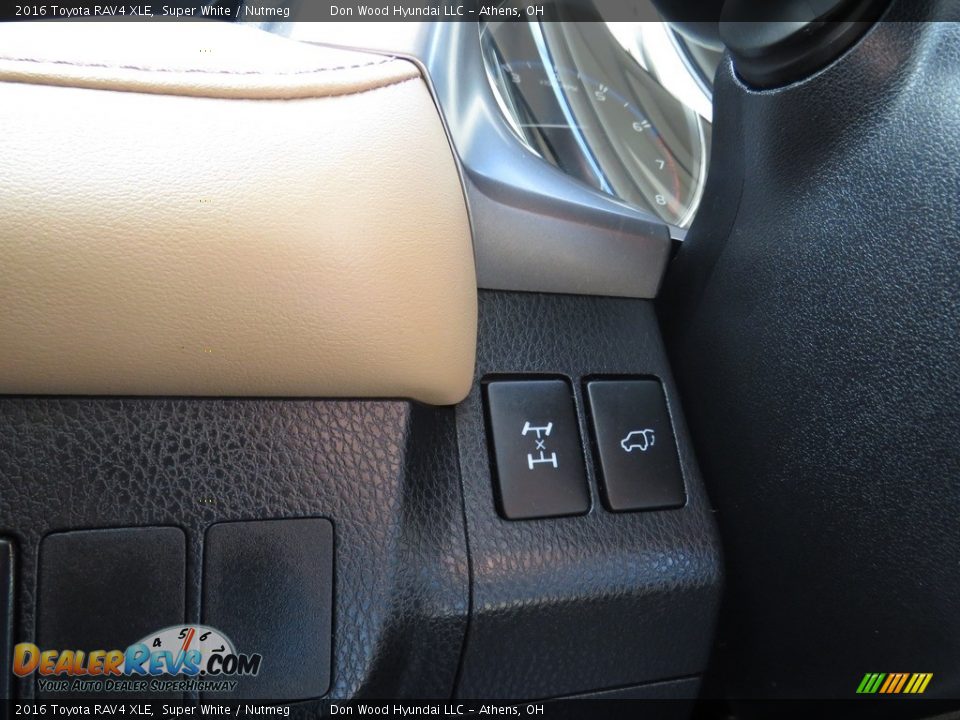 2016 Toyota RAV4 XLE Super White / Nutmeg Photo #32