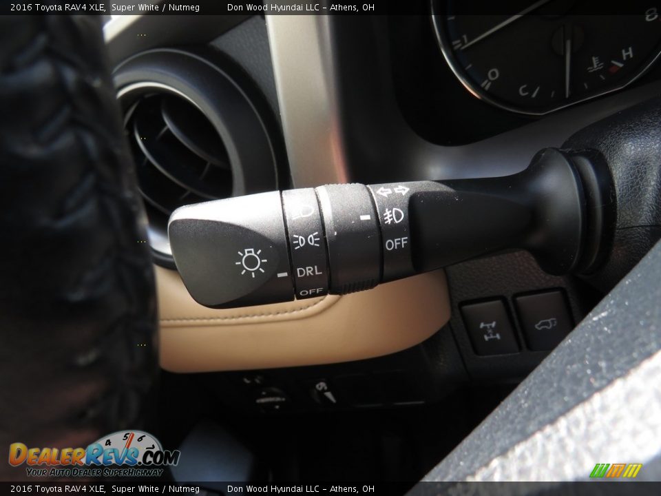 2016 Toyota RAV4 XLE Super White / Nutmeg Photo #33