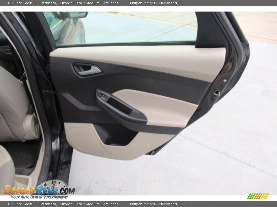 2013 Ford Focus SE Hatchback Tuxedo Black / Medium Light Stone Photo #22