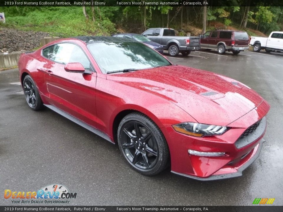 Front 3/4 View of 2019 Ford Mustang EcoBoost Fastback Photo #3
