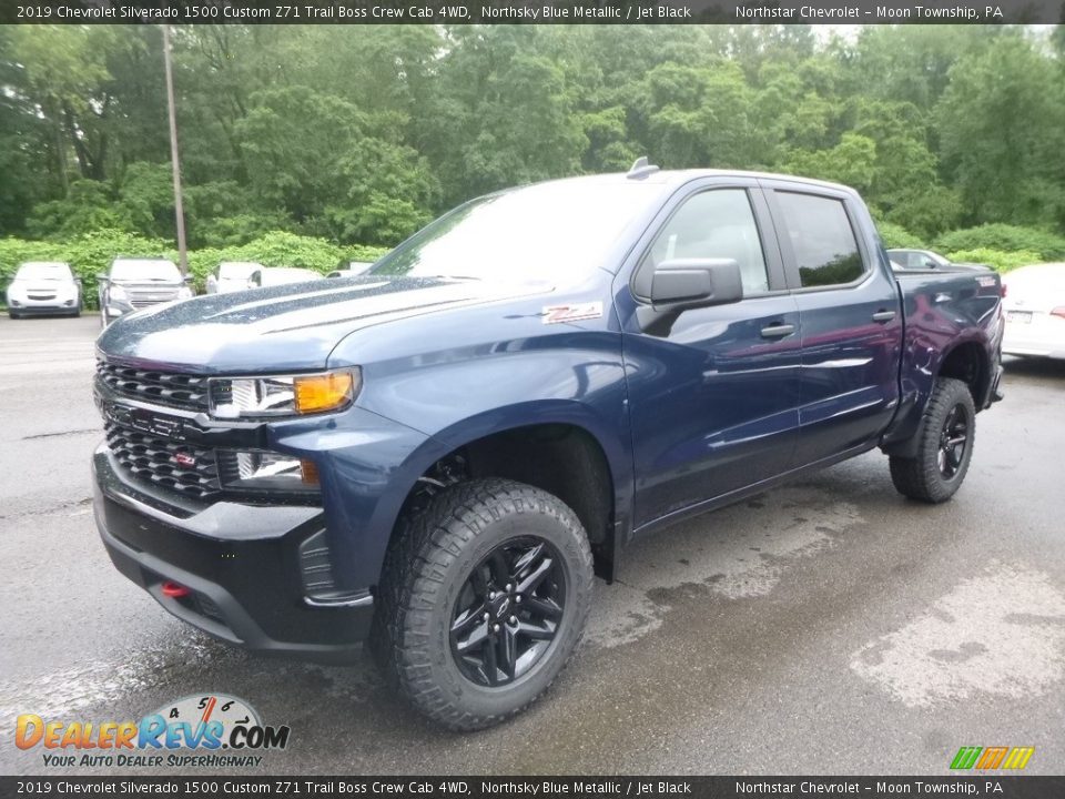 Front 3/4 View of 2019 Chevrolet Silverado 1500 Custom Z71 Trail Boss Crew Cab 4WD Photo #1