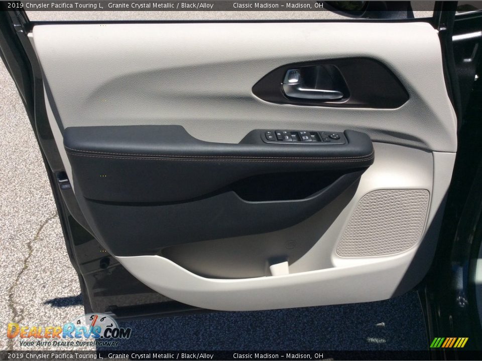 2019 Chrysler Pacifica Touring L Granite Crystal Metallic / Black/Alloy Photo #8