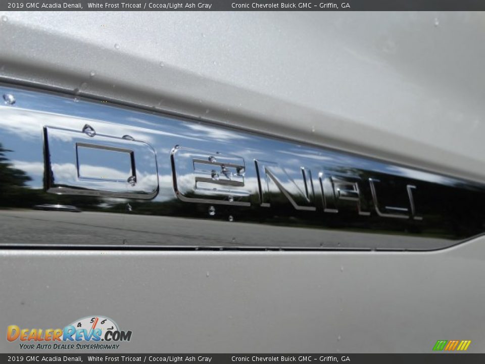 2019 GMC Acadia Denali White Frost Tricoat / Cocoa/Light Ash Gray Photo #10