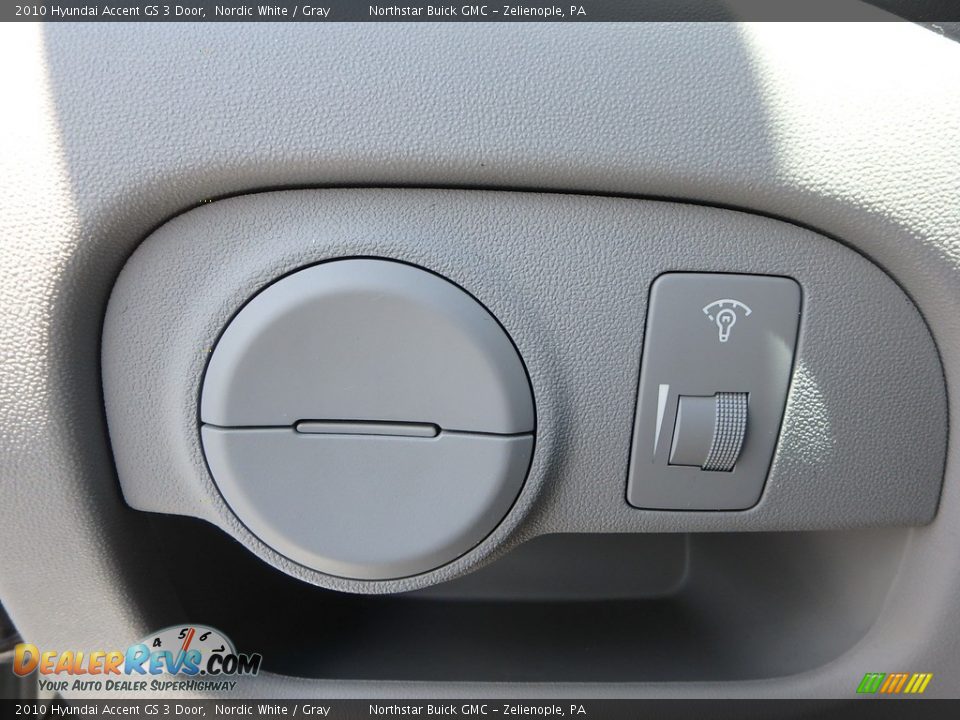 2010 Hyundai Accent GS 3 Door Nordic White / Gray Photo #23