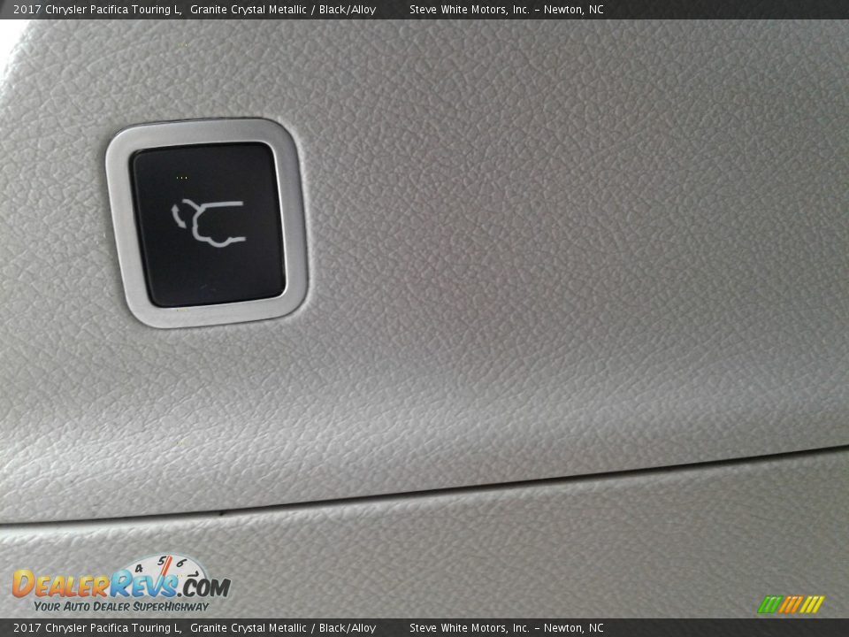 2017 Chrysler Pacifica Touring L Granite Crystal Metallic / Black/Alloy Photo #13