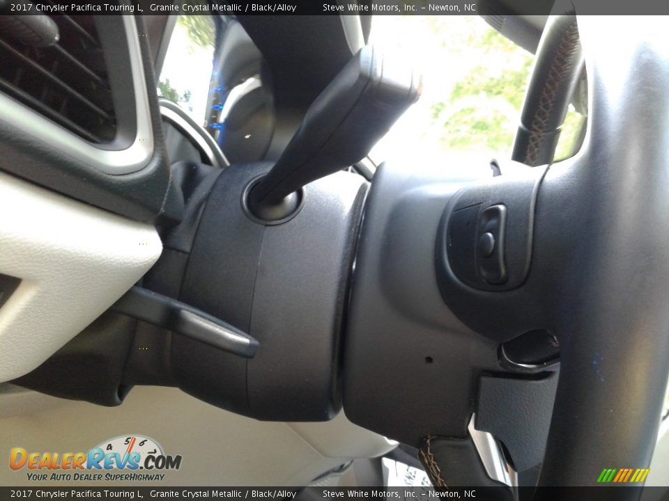 2017 Chrysler Pacifica Touring L Granite Crystal Metallic / Black/Alloy Photo #18