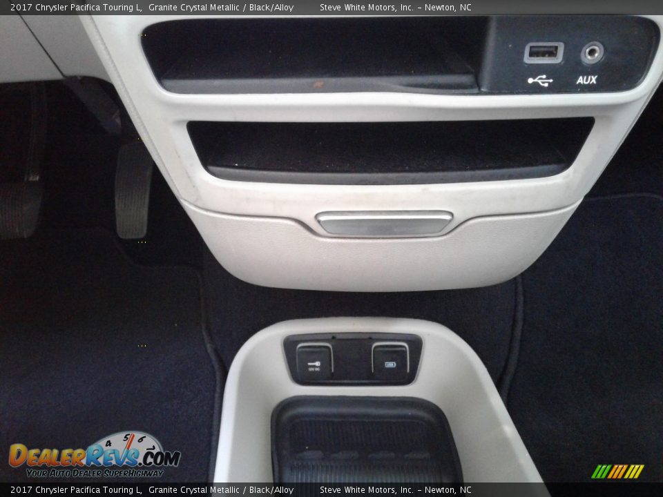 2017 Chrysler Pacifica Touring L Granite Crystal Metallic / Black/Alloy Photo #30
