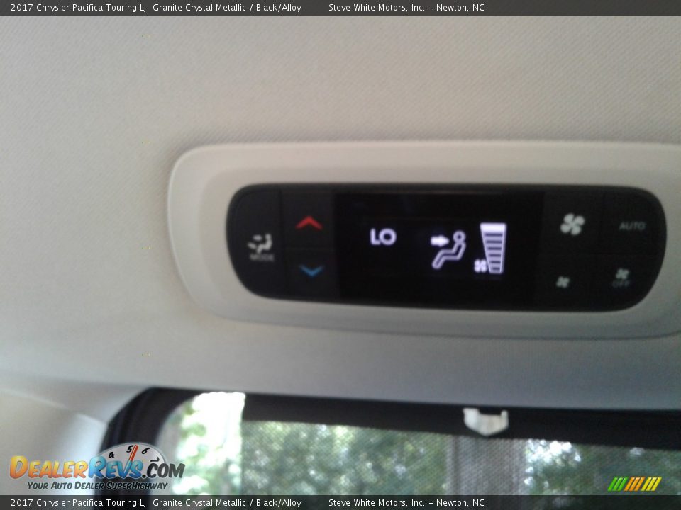 2017 Chrysler Pacifica Touring L Granite Crystal Metallic / Black/Alloy Photo #32