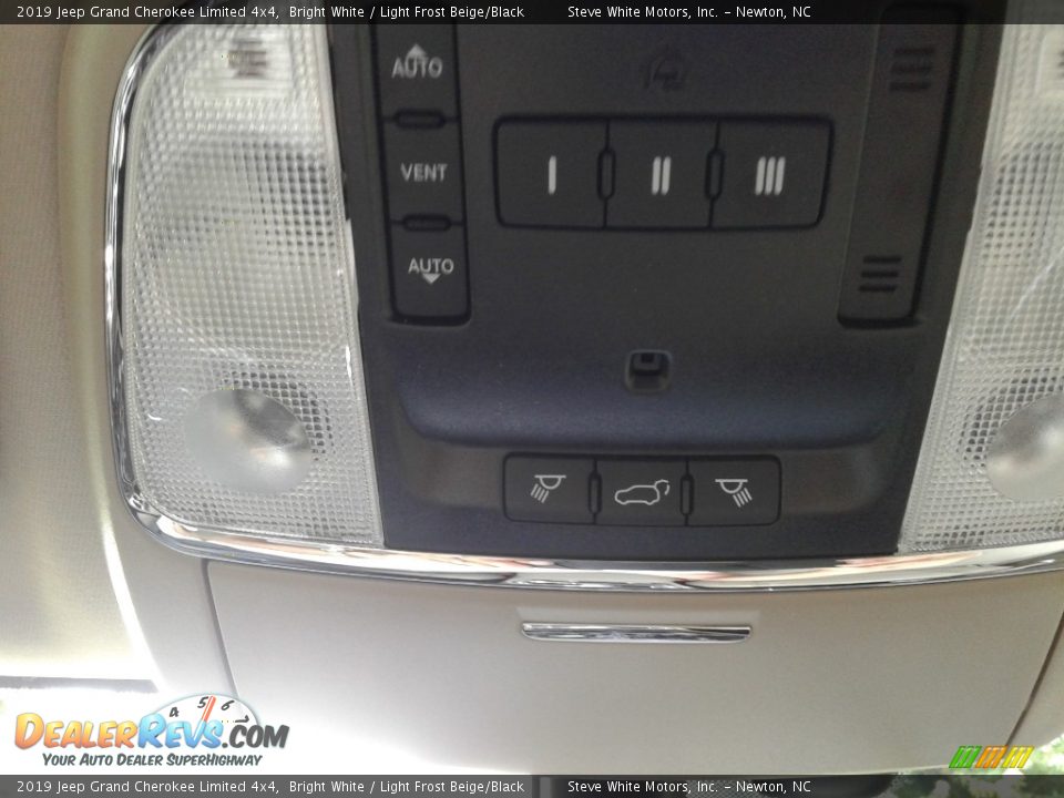 2019 Jeep Grand Cherokee Limited 4x4 Bright White / Light Frost Beige/Black Photo #32