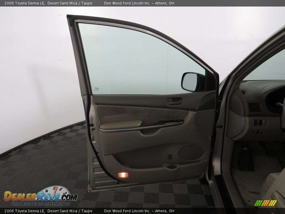 2006 Toyota Sienna LE Desert Sand Mica / Taupe Photo #17