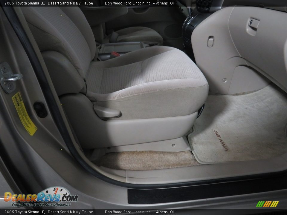 2006 Toyota Sienna LE Desert Sand Mica / Taupe Photo #26