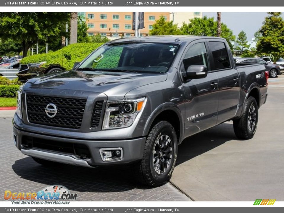 Front 3/4 View of 2019 Nissan Titan PRO 4X Crew Cab 4x4 Photo #3