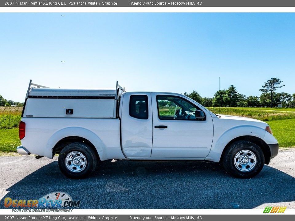 2007 Nissan Frontier XE King Cab Avalanche White / Graphite Photo #3