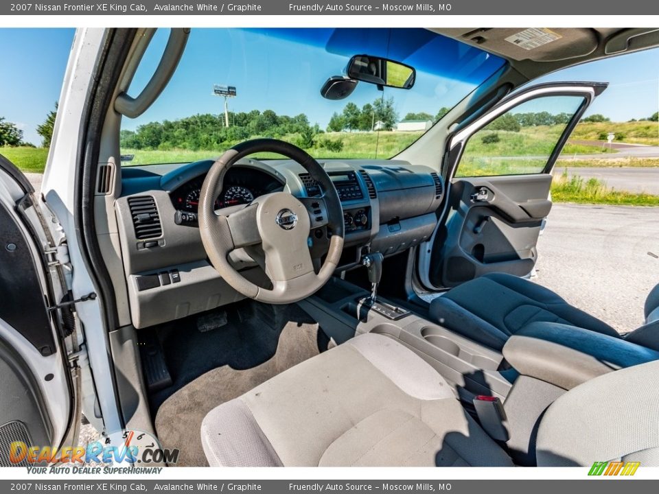 2007 Nissan Frontier XE King Cab Avalanche White / Graphite Photo #24