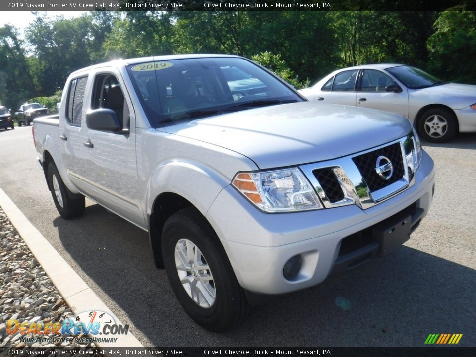 Front 3/4 View of 2019 Nissan Frontier SV Crew Cab 4x4 Photo #5